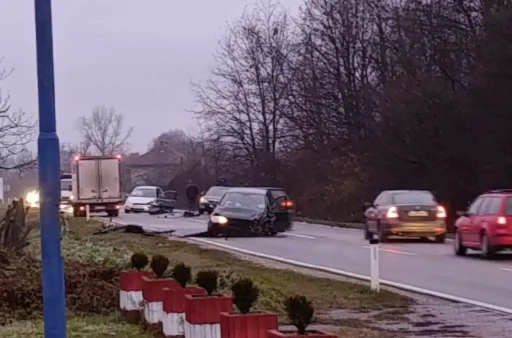 Detalji teške nesreće u BiH: U žestokom trostrukom sudaru povrijeđene dvije osobe