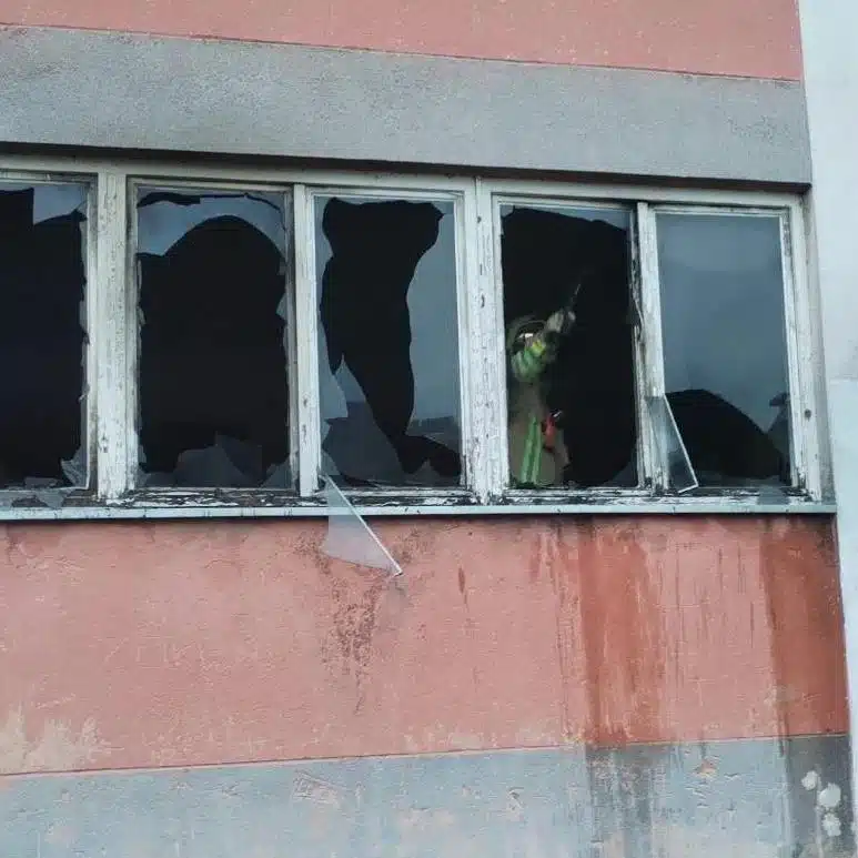 (FOTO + VIDEO) Intervenirali vatrogasci u bh. gradu: Vatra skoro u potpunosti “progutala” stan