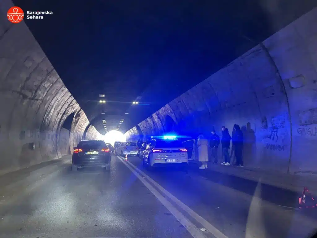 Foto/ Cirkus u saobraćaju u glavnom gradu: Lančani sudar u tunelu na Ciglanama