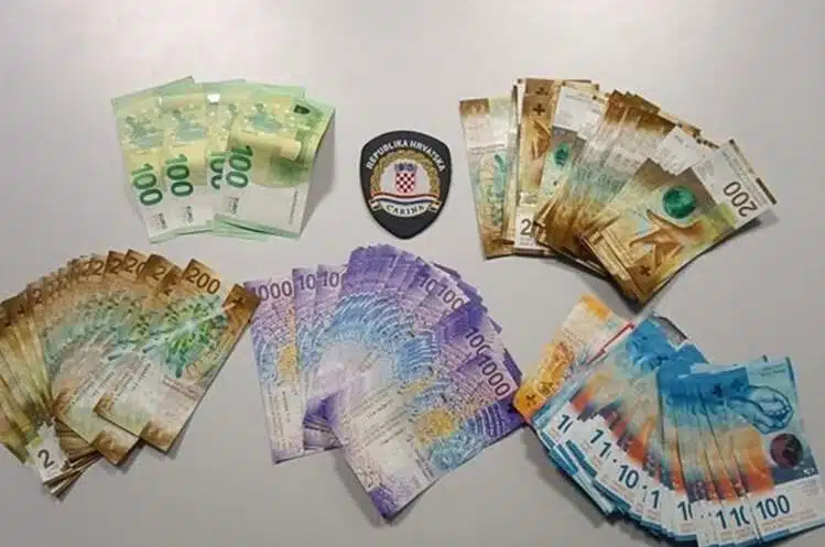 Hrvatski carinici u šoku: Kamiondžija iz BiH krio gomilu para, samo u džepu jakne pronašli mu više od 6.000 franaka