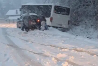 KOLAPS KOD GRADAČCA Autobus pun putnika sletio sa ceste