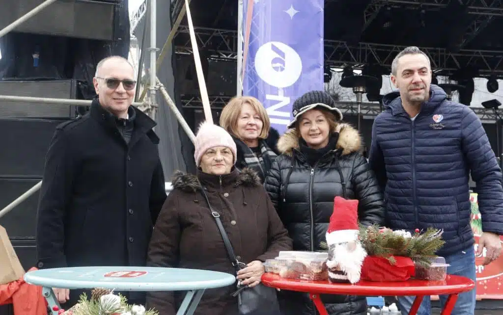 Na Trgu slobode u Tuzli obilježen katolički Božić (FOTO)