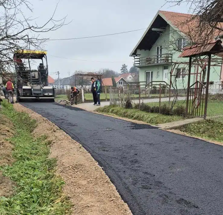U više tuzlanskih naselja radovi na sanaciji puteva (FOTO)