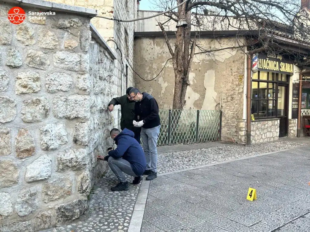 Prve fotografije s mjesta pucnjave: Na Baščaršiji ranjen Admir Lekić, policija traga za Nedimom Hasićem