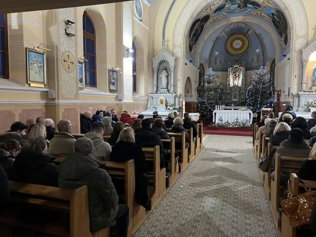 Misa ponoćka održana u Travniku uz poruke nade i mira (FOTO)