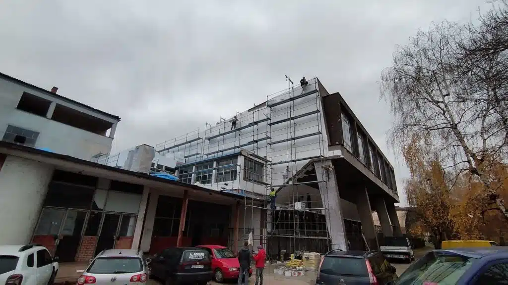 Napreduju radovi na sanaciji zatvorenog bazena Industrijske škole: Završetak radova I faze krajem decembra