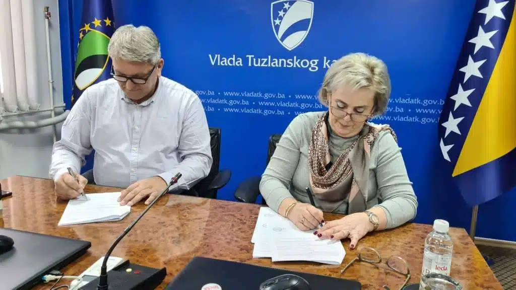 Vlada TK nastavlja opremanje UKC-a Tuzla, potpisan Ugovor o nabavci novog sanitetskog vozila