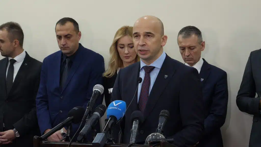 Premijer Pivić i predsjedavajući Huskić sumirali 2024. godinu: Od 1. januara novo povećanje plata, planirana nabavka helikoptera i oklopnih vozila