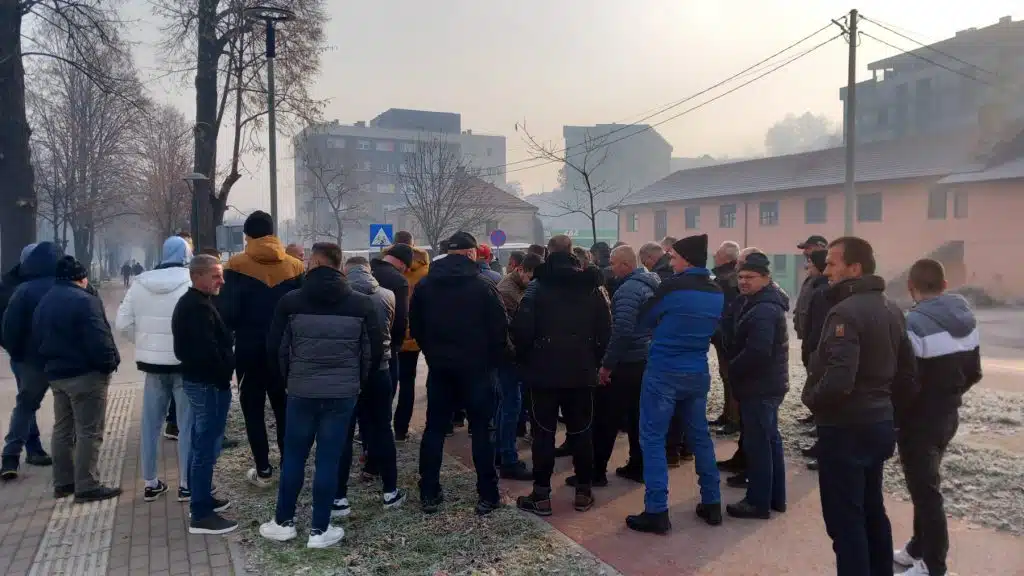Poljoprivrednici SBK protestovali u Travniku zbog nepravednog izdvajanja iz budžeta (FOTO)