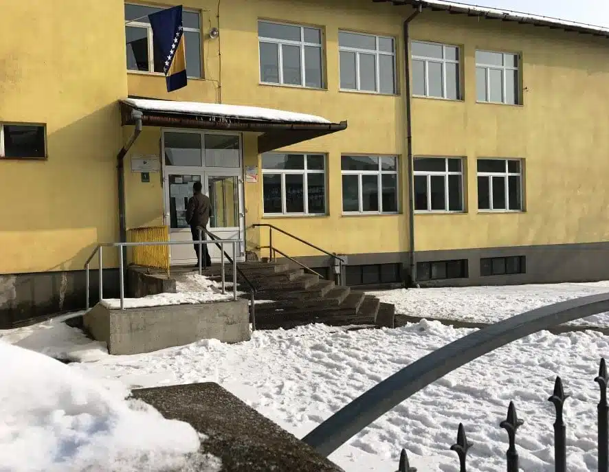 Prekid nastave u nekoliko škola Tuzlanskog kantona uslijed obilnih sniježnih padavina