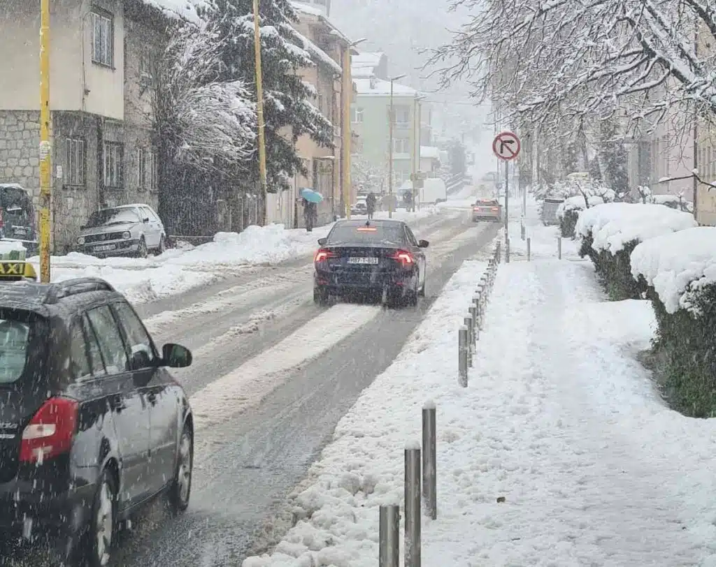 Tuzlanski vatrogasci zbog obilnog snijega imaju pune ruke posla (VIDEO)