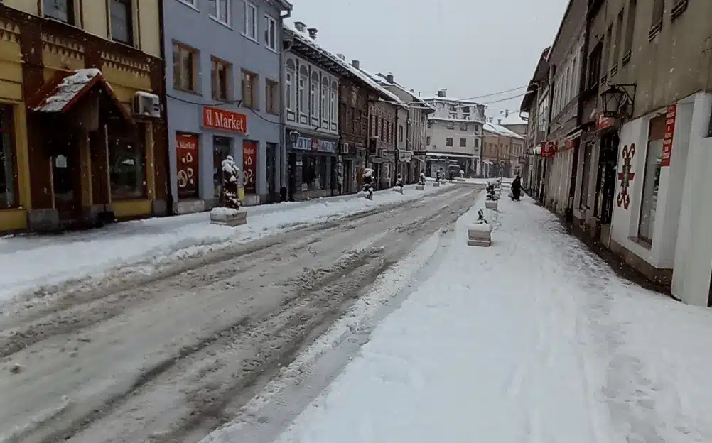 Snijeg prekrio Travnik, otežano saobraćanje (FOTO)