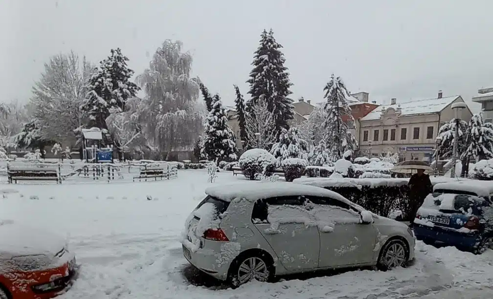Snijeg stvara probleme na cestama u Travniku, padat će i narednih dana (FOTO)