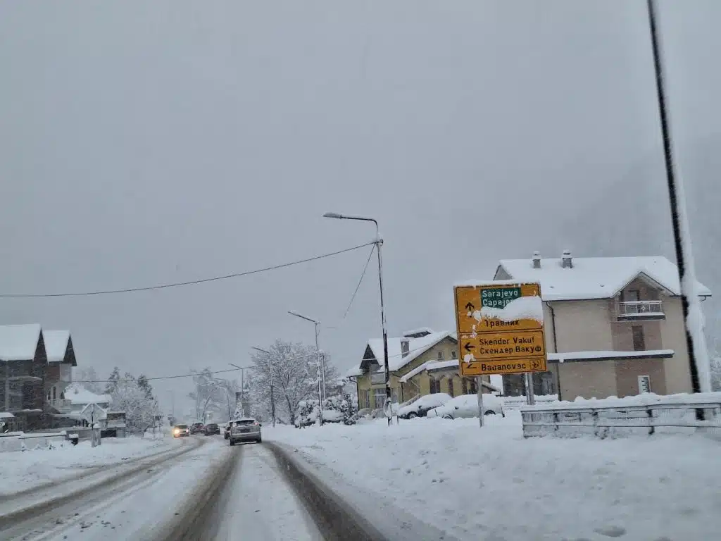Snijeg zatrpao Travnik, apel vozačima na oprez (FOTO)