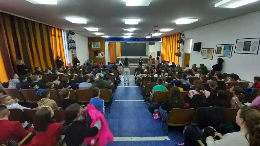 U Osnovnoj školi Travnik odigrana predstava “BON-TON-TON” (FOTO)