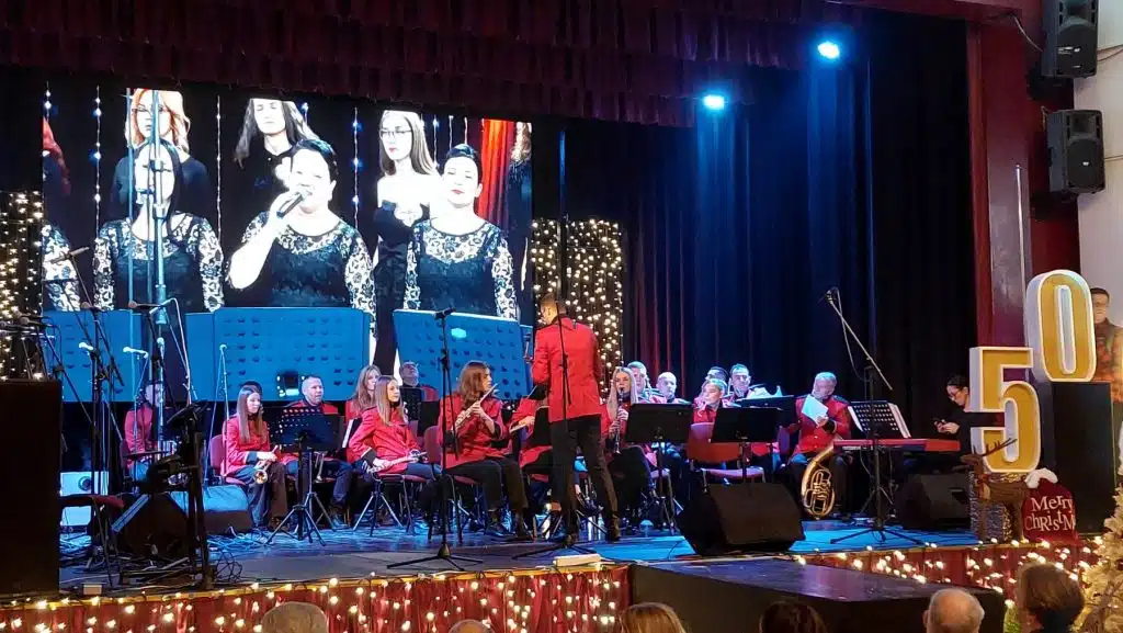 Održan koncert “Božić u Travniku”, večer ispunjena muzikom i blagdanskom čarolijom (FOTO)