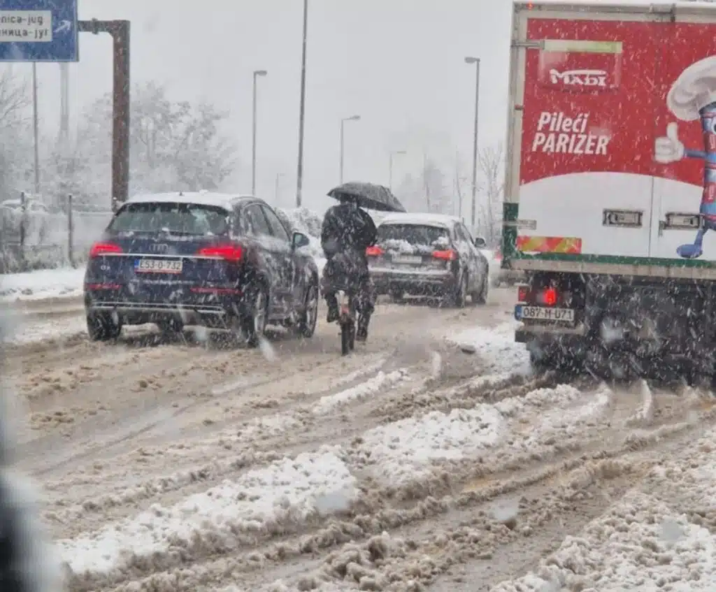 U Zenici obilne snježne padavine izazvale probleme u saobraćaju (FOTO/VIDEO)