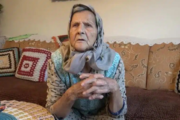 BAKA HAJRIJA (93) IZ ZENICE IMA SNAGU KAKVU NEMA NI OMLADINA! Udala se za čovjeka koji je nije poštovao, pa šestoro djece odgojila sama