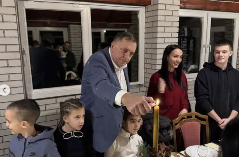 (VIDEO) „PIJAKUNJU SE NAJVIŠE RADUJU DJECA“ Dodik u krugu porodice proslavlja Badnje veče