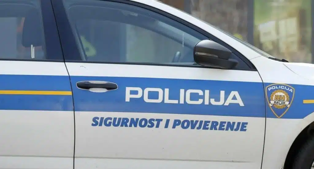 OBRAČUN U CRKVENOM DVORIŠTU Starija gospođa fizički nasrnula na mlađu zbog “neaktivnosti” u vjerskom životu