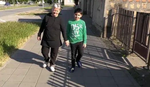 STRAŠNA SUDBINA MALOG DEJANA Baka (70) se lavovski bori za bolesnog unuka, majka htjela da ga ubije, žive sa pacovima