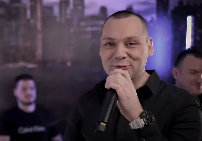 Pjevač se hvalio kako jede škorpije, mazi tigrove, a kolege brutalne: Kafu ne zna da plati