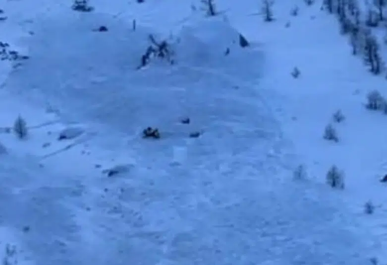(VIDEO) „VUKLA IH JE NIZ DOLINU 500 METARA“ Lavina na granici Italije i Švajcarske usmrtila 3 skijaša, dvoje helikopterom prevezeno u bolnicu