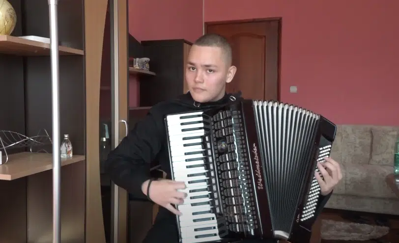 (VIDEO) VIRTUOS SA KOSOVA I METOHIJE Stefan ima samo 16 godina, ali već svira harmoniku kao pravi majstor