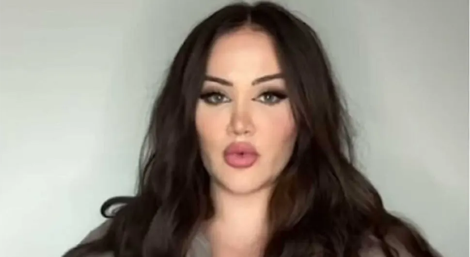 (VIDEO) SVI PADAJU U NESVIJEST KAD VIDE NJENO POPRSJE Amelijine grudi ne prestaju da rastu, na grudnjake troši hiljade evra