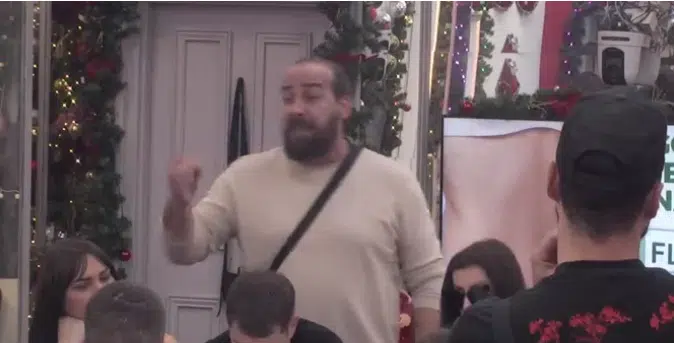 (VIDEO) VRHUNAC MOG GAŽENJA ĆE BITI KADA UROŠ UZME DIJETE ZA RUKU Milovan opet brutalno napao Aleksandru, pa doživio hladan tuš nakon što su svi skočili na njega!