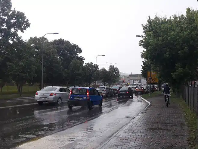 STANJE NA PUTEVIMA Kolovozi mjestimično vlažni, a poledice ima u višim predjelima