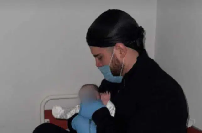 (FOTO) ADAKTAR U BOLNICI DRŽI KĆERKU Priključena na kiseonik, on u suzama saopštio šta se desilo!