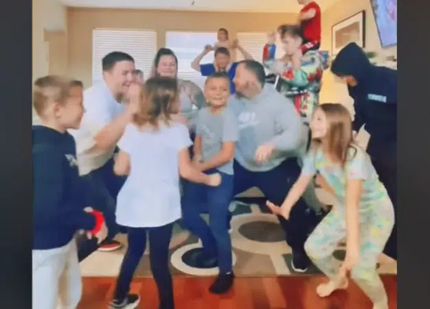 (VIDEO) „LJUDI NAS OSUĐUJU, ALI MI OBOŽAVAMO NAŠ HAOS“ Bračni par sa 19-oro djece objavio da očekuje prinovu pa izazvali haos na mrežama