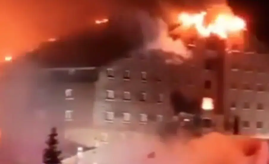 (VIDEO) UŽAS U TURSKOJ NE PRESTAJE Objavljeni uznemirujući snimci, ljudi se spuštaju niz čaršafe, najmanje 66 osoba je poginulo