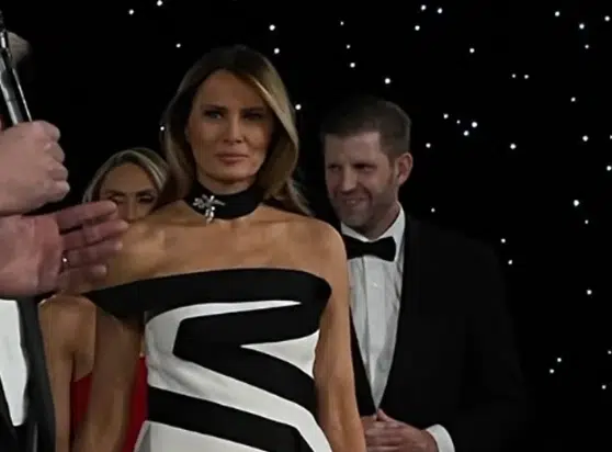 (FOTO) MELANIJU SINOĆ DOHVATIO NABILDOVANI VOJNIK Njihov požudni ples postao je svjetska senzacija, a sve se desilo Donaldu pred nosom