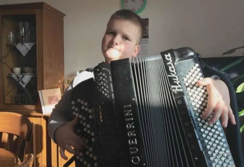 VELIKI ČOVJEK I DOMAĆIN Nikola (10) od harmonike kupio 4 teleta, pa svima poslao snažnu poruku