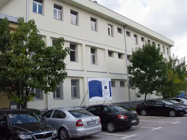 „K***O BALIJSKA, UBIĆU TE“ Muškarac iz Istočnog Sarajeva optužen da je prijetio i brutalno vrijeđao suprugu