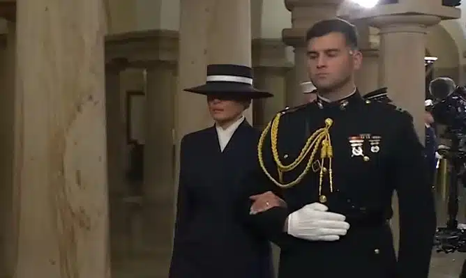 (FOTO) MELANIJU TRAMP UPOREDILI SA HARISOM DŽINOVIĆEM Njen šešir meta srpskih tviteraša, mreže gore od urnebesnih komenatara
