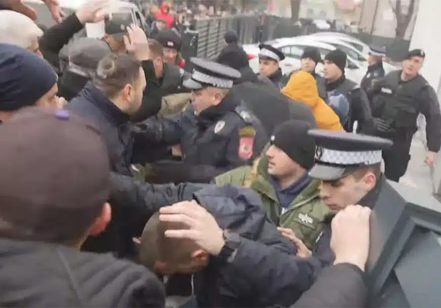 (FOTO/VIDEO) NASTAVLJEN PROTEST U BIJELJINI Policija spriječila ulazak građana u Tužilaštvo