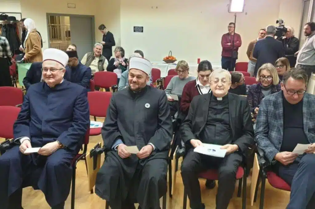 Franji Topiću uručeno priznanje za zalaganje za opstanak i ravnopravnost Hrvata i katolika u BiH