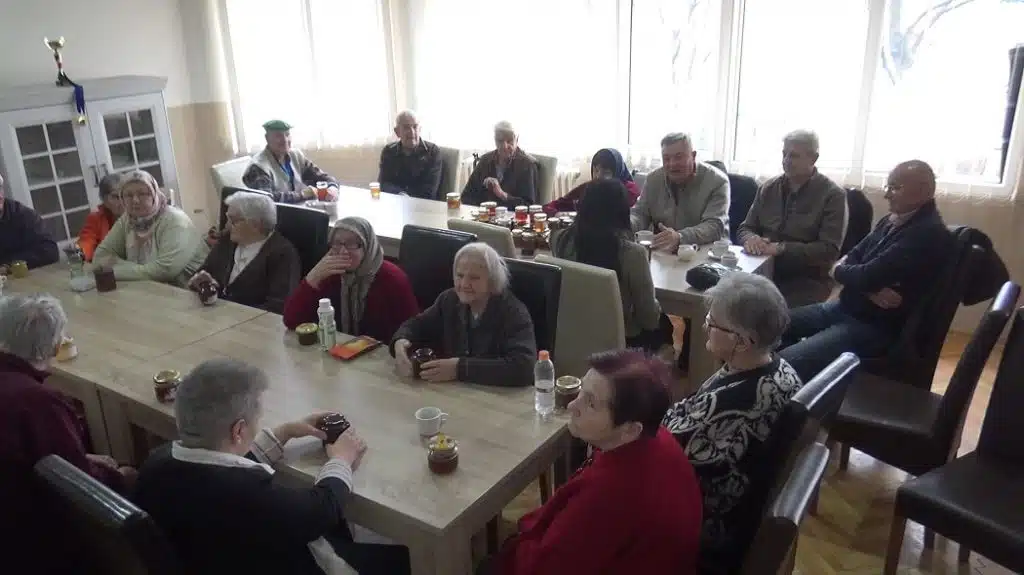 Pčelari ZDK donirali med korisnicima JU Dom za stara lica