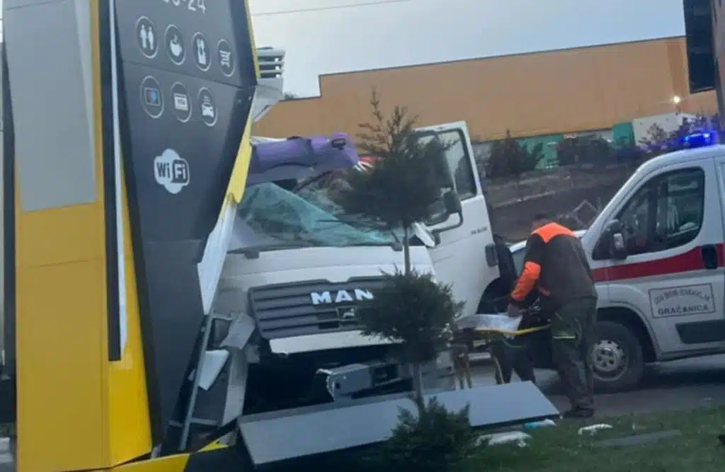 Tri osobe poginule u prometnoj nesreći na cesti M-17