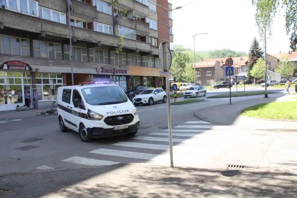 U pucnjavi iz automobila u pokretu ranjen 26-godišnji Zeničanin D. G.