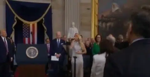 (VIDEO) PJEVAČICA ZAMOLILA DA JOJ PRISKOČE U POMOĆ Desio se najneprijatniji momenat na inauguraciji, svi gledali u nju