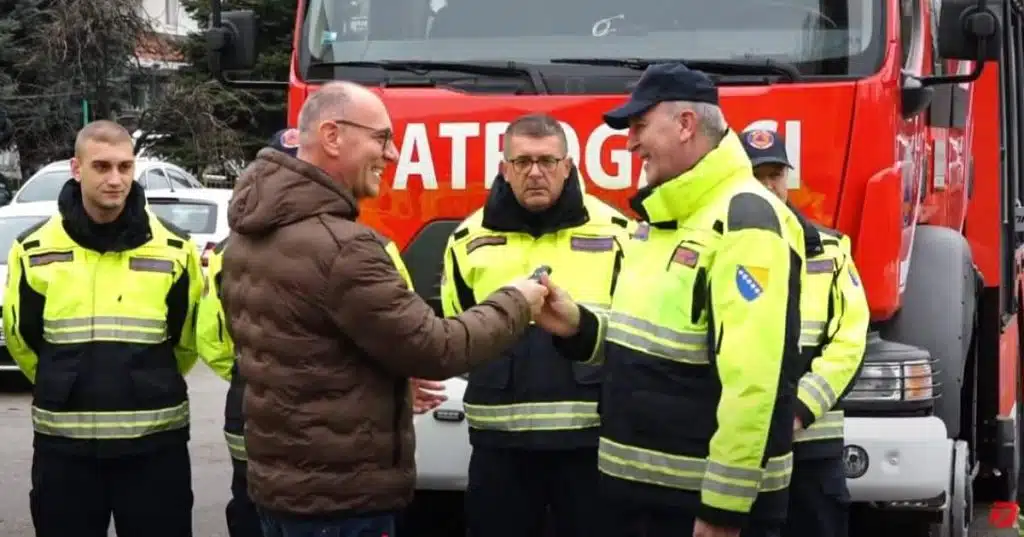 Tuzlanski vatrogasci i specijalizovana mješovita jedinica dobili vrijedno vozilo (VIDEO)