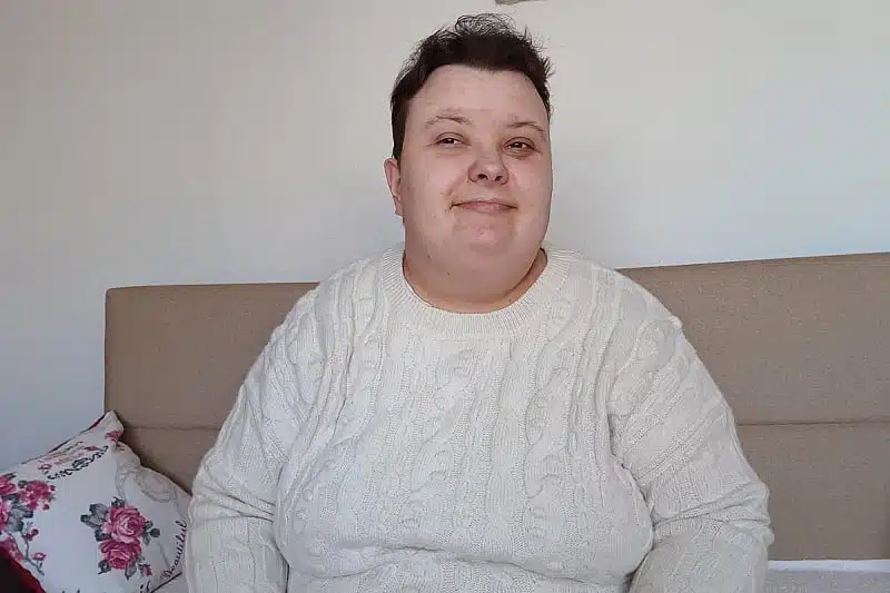 Udruženje Pomozi.ba pokrenulo apel za liječenje 22-godišnje Aide s poteškoćama u razvoju