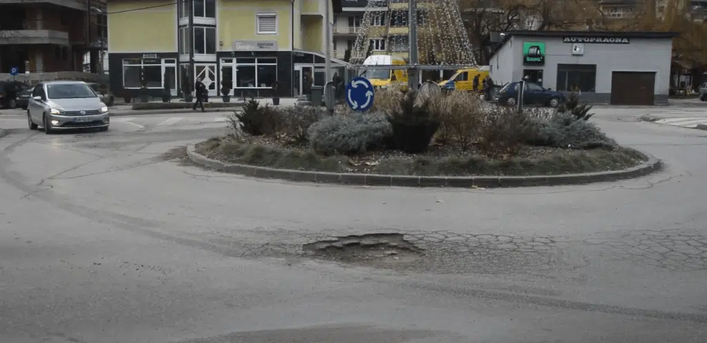 Opasna oštećenja kolovoza u Travniku, sanacija još uvijek nije počela (VIDEO)