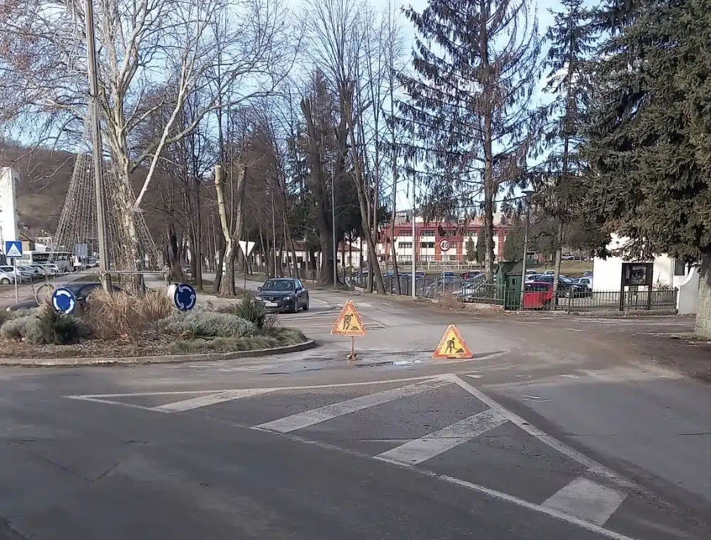 Brza reakcija nadležnih službi, sanirana oštećenja na kružnom toku kod Kasarne u Travniku