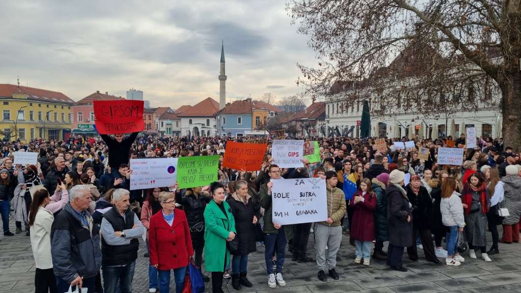 Protesti srednjoškolaca, studenata i penzionera zbog poskupljenja javnog prijevoza u Tuzli