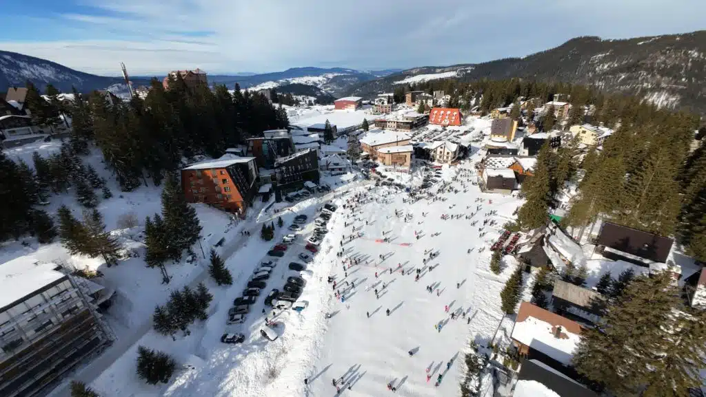Nedjelja na Vlašiću: Veliki broj posjetitelja uživa u zimskim čarolijama (FOTO/VIDEO)